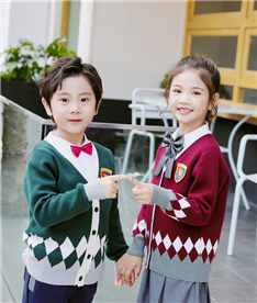 冬季中小學(xué)生禮服近照（紅綠）